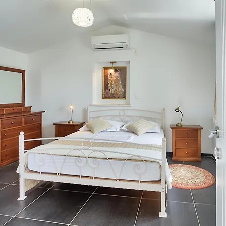 Torine Nyaraló Zára