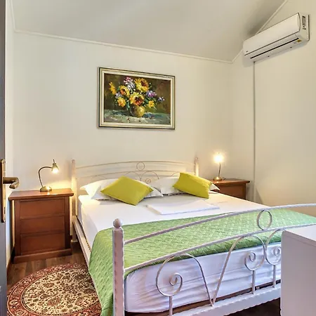 Torine Nyaraló Zára